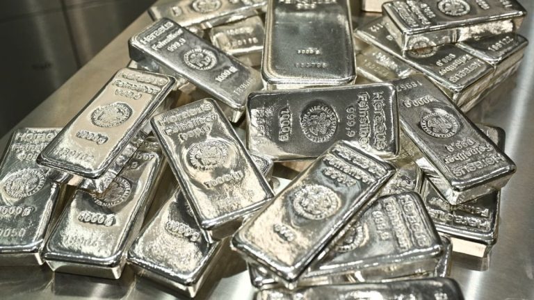 Gümüşte sert yükseliş sürüyor: 78 dolar eşiği test ediliyor, gözler 83 dolarda